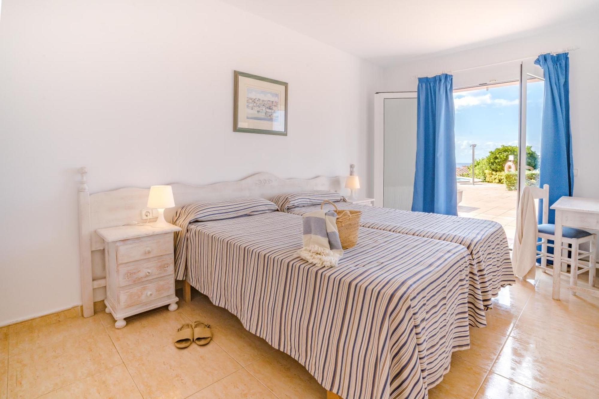 Apartamentos Mar Blau Son Bou Exteriör bild